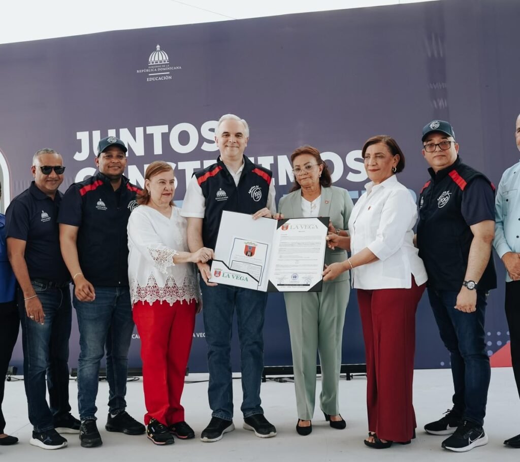 En La Vega, De Camps lidera jornada por la paz y recibe reconocimiento del cabildo