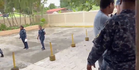 “Mantequilla” sorprende con camiseta gris durante su traslado a la justicia en Monte Plata