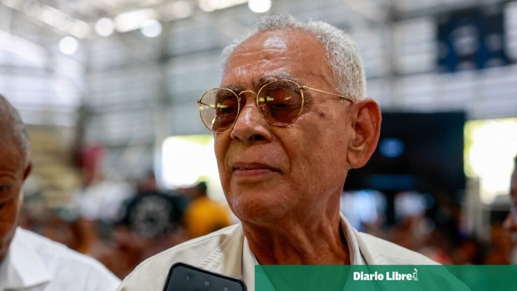 Tras 50 años, Andrés Donato Jiménez obtiene el título de su casa en 27 de Febrero