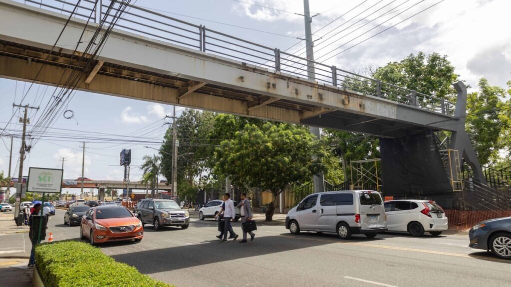 Obras Públicas retoma la rehabilitación del puente peatonal de la Ortega y Gasset, cerrado desde 2004