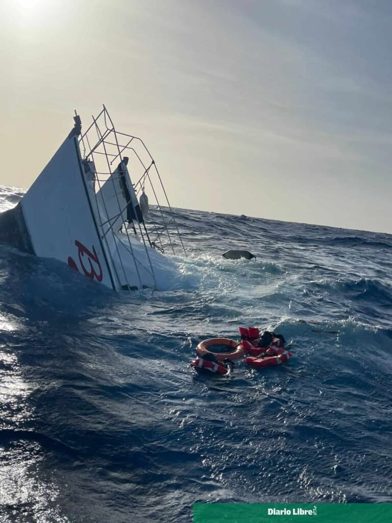 Rescatan a dos extranjeros tras el naufragio parcial de una lancha cerca de Puerto Plata