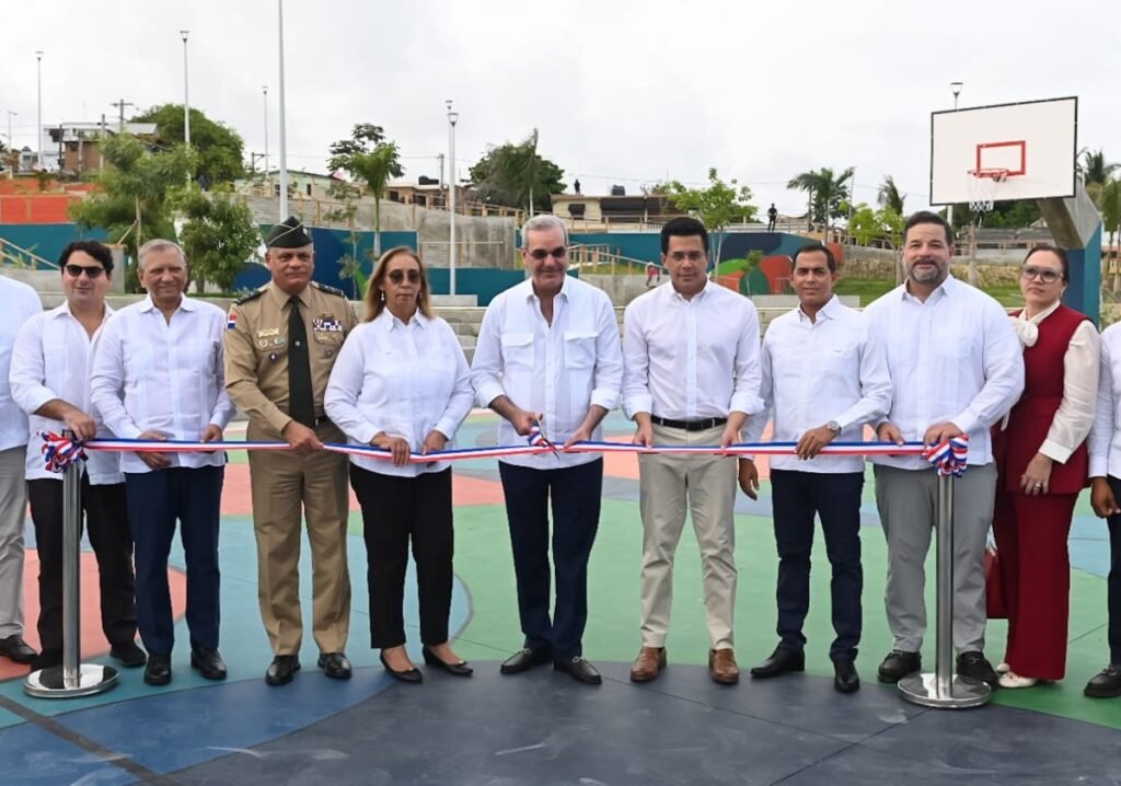 Abinader y Collado ponen en marcha en Haina el Bulevar de la Salud, una obra de RD$165 millones