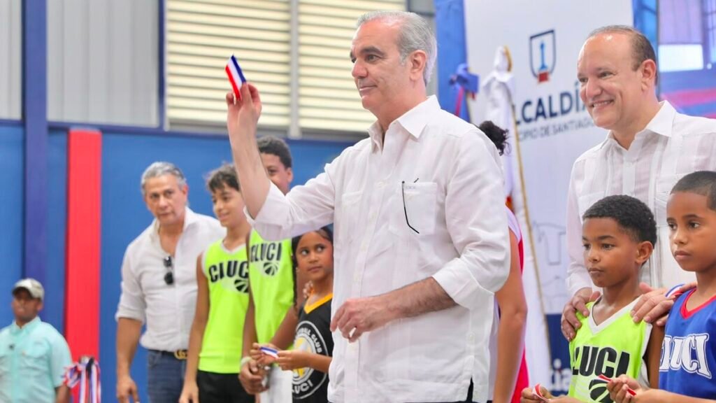 Abinader pide al Mescyt evaluar becas desde quinto de bachillerato para evitar atraso de un año