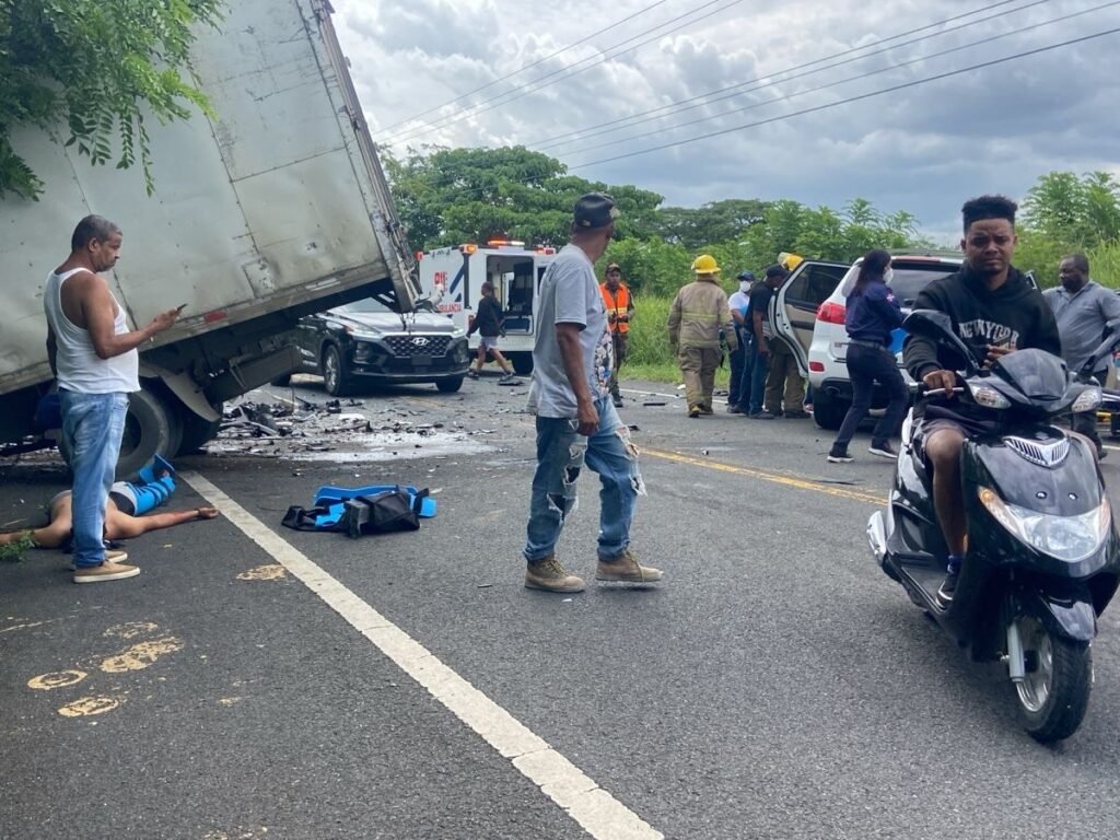 Tres heridos en choque entre camión y yipeta reavivan alerta sobre la seguridad vial en la carretera El Seibo-Hato Mayor