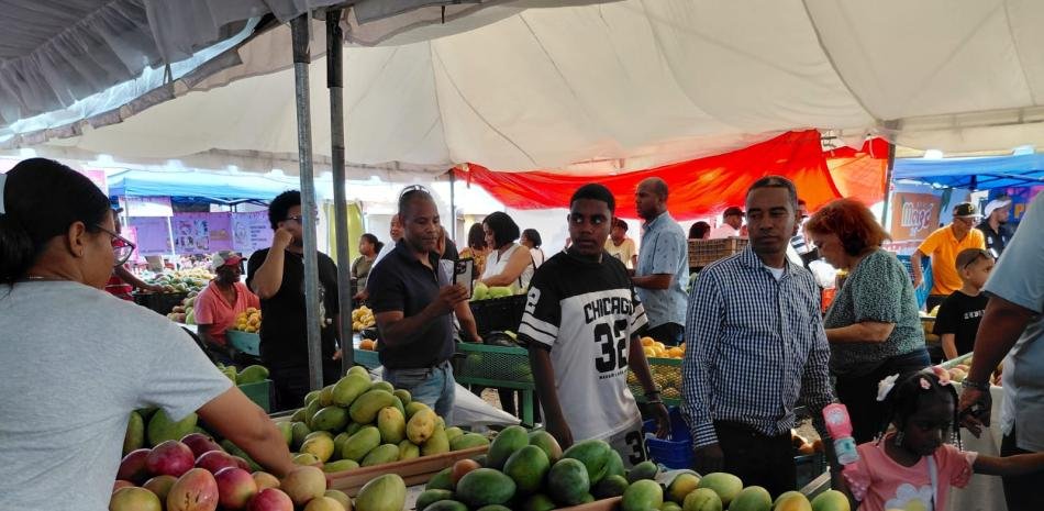Ministro resalta el montaje de la Feria del Mango y se mantiene la presión por resultados para el sector agrícola