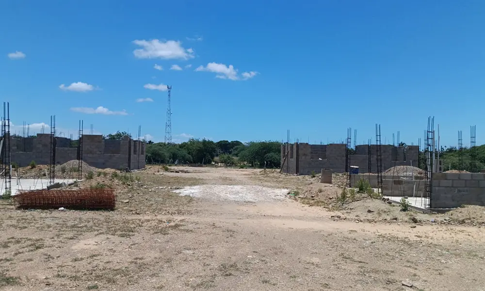 Presa Boca de los Ríos avanza mientras persiste el atraso de las casas para desplazados en Santiago Rodríguez