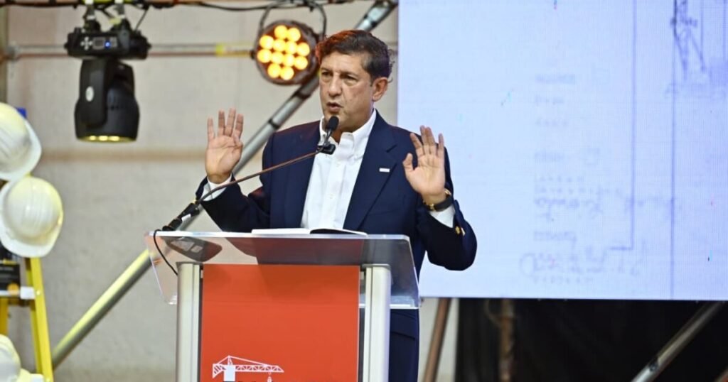 Santiago enfrenta rezagos de agua, movilidad y puentes, advierte Manuel Estrella