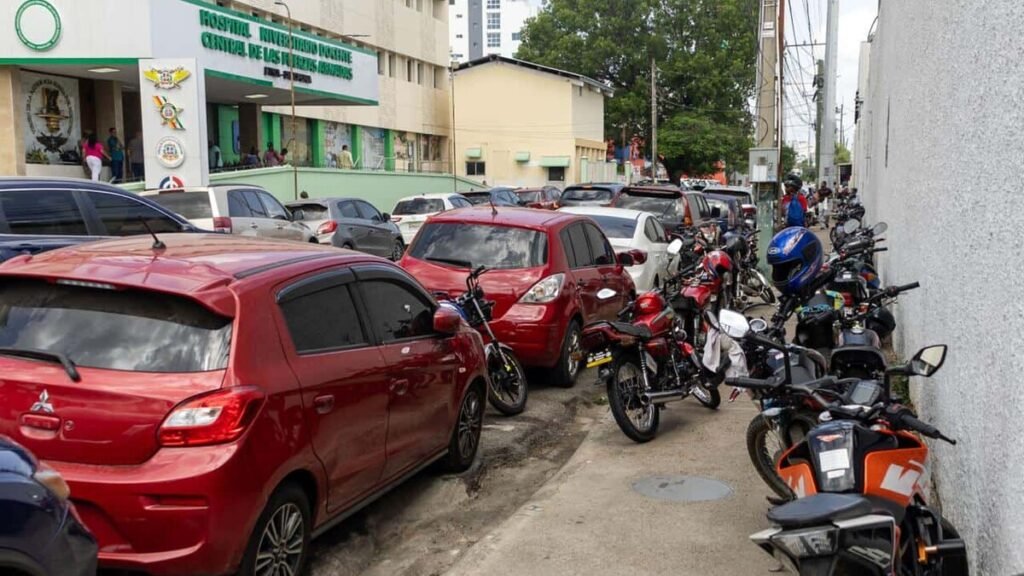 Acera tomada por motocicletas frente al hospital de las Fuerzas Armadas en Naco