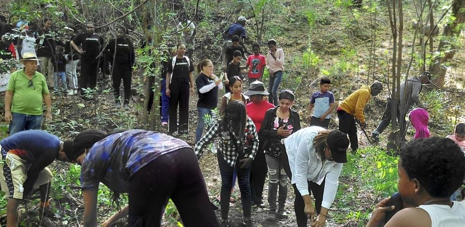 Vecinos de varias comunidades limpian arroyos que alimentan la Laguna del Majagual