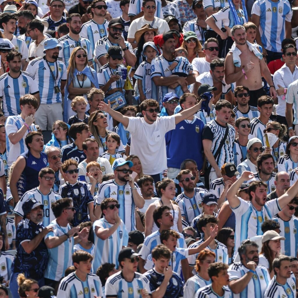 Fiesta argentina paraliza la rutina y expone el costo cotidiano de un fervor que desborda las calles