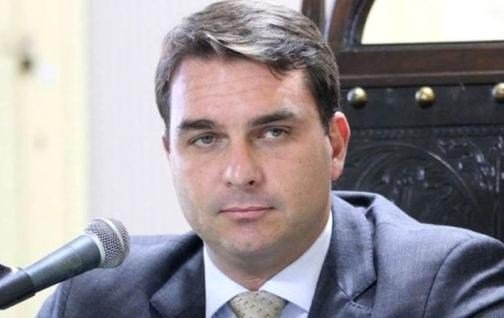 Flávio Bolsonaro sitúa en la campaña la restricción que le impide ver a su padre durante 90 días