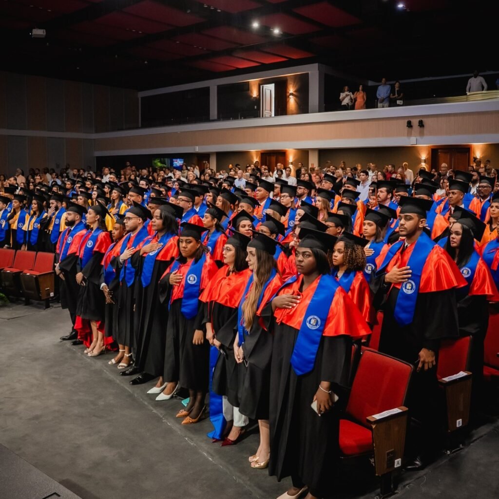 Unibe gradúa 683 nuevos profesionales y advierte sobre los retos de la formación y la modernización institucional