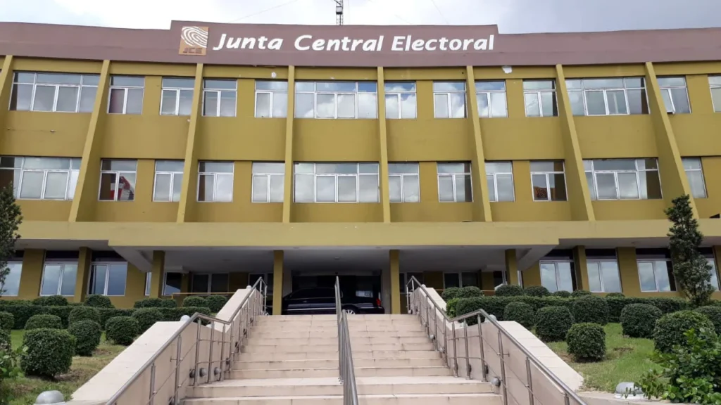 Banreservas detiene el embargo de fondos de la JCE, pero la disputa con Latin Events sigue abierta