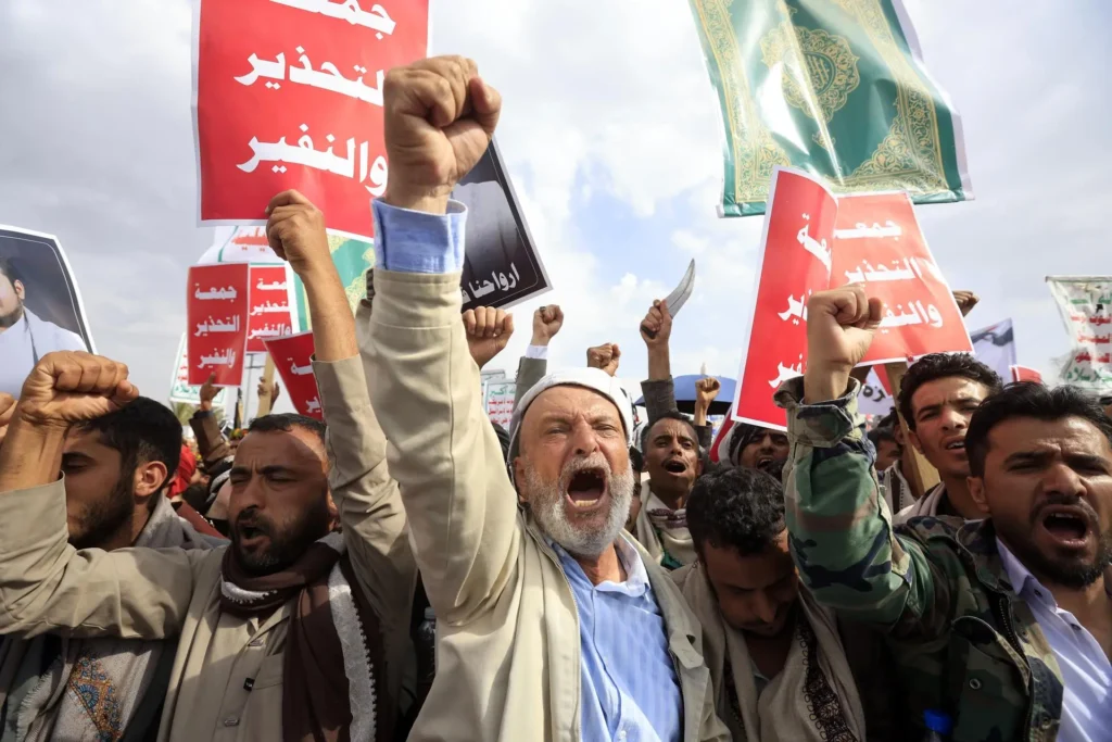 Miles de hutíes se movilizan en Saná y agravan la tensión con Arabia Saudí
