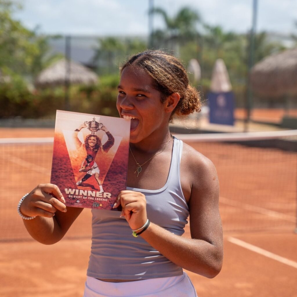 Julianny De La Cruz conquista la Copa Mango J100 en Punta Cana y consolida el avance del tenis dominicano