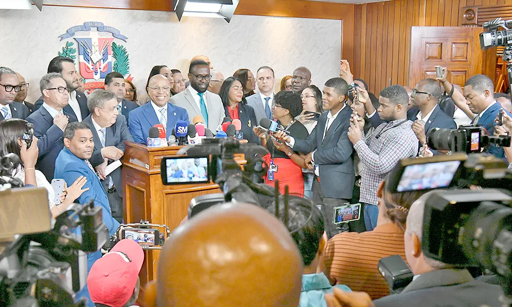 PRM bajo presión en el Congreso por leyes aceleradas y promesas incumplidas