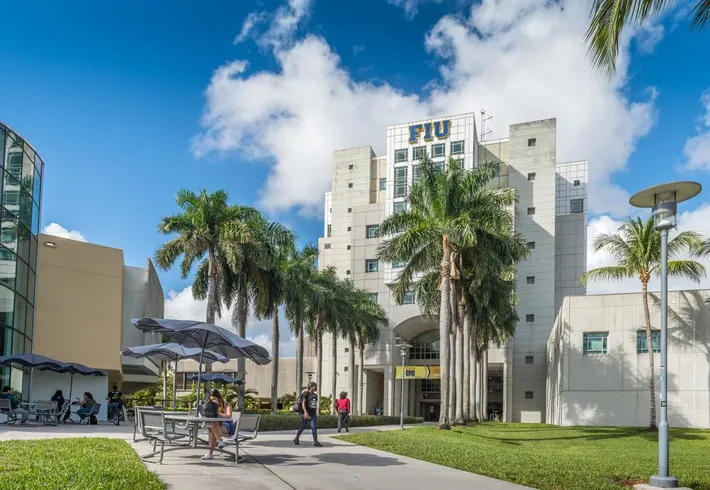 Florida veta la matrícula de indocumentados en sus colegios estatales y amplía la restricción a cursos para adultos