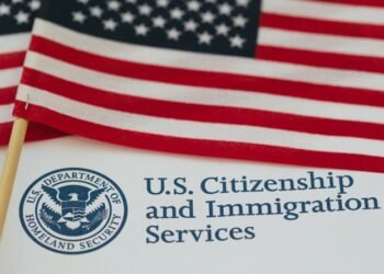 USCIS destapa una orden federal activa y provoca el arresto de un dominicano en su trámite de ciudadanía