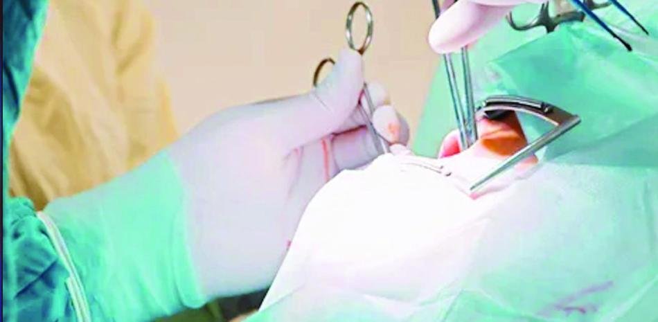 Una extracción dental cuestionada deja a una maestra fuera de las aulas y reaviva las dudas sobre los controles sanitarios