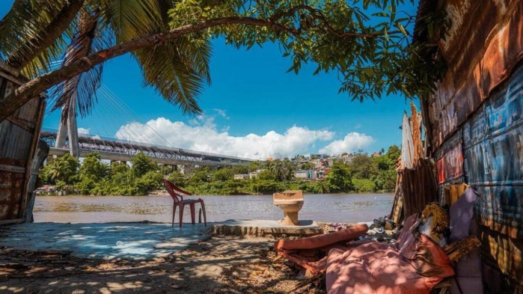 Una República Dominicana de cifras brillantes y barrios donde sigue lloviendo adentro