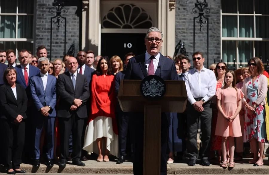 Starmer sale de Downing Street tras perder respaldo y deja abierto el examen sobre su balance de dos años