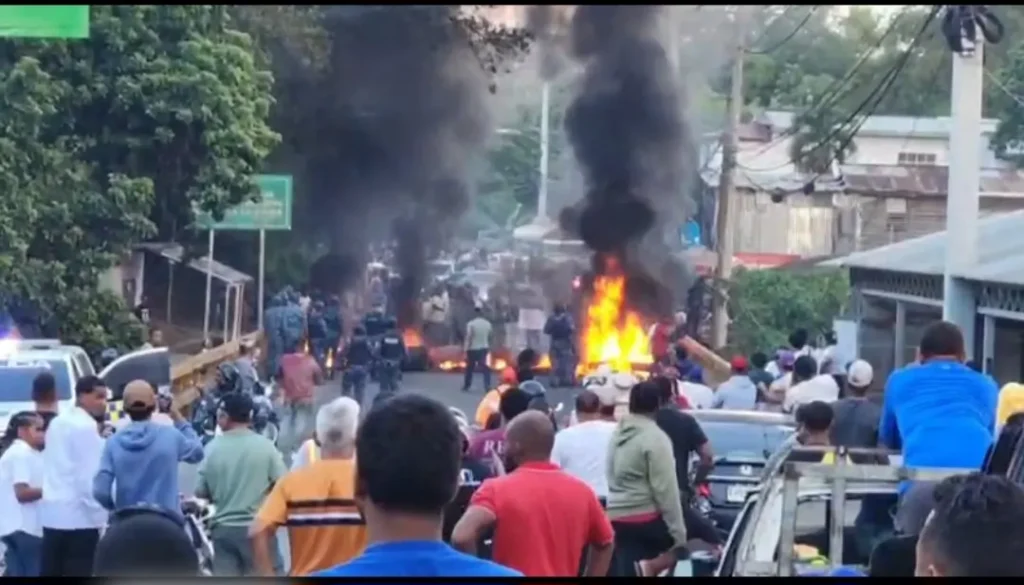 Bloquean la Duarte en protesta por la muerte de Carolay Taveras y la falta de arrestos