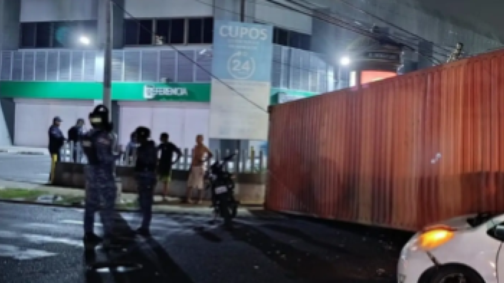 Choque entre patana y automóvil deja una mujer herida y afecta servicio eléctrico en San Martín con Ortega y Gasset