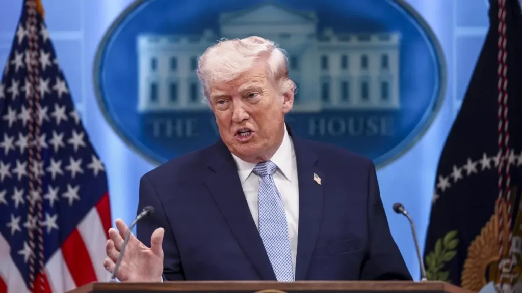 Trump queda contradicho tras retiro de cargos en caso del estanque de Washington