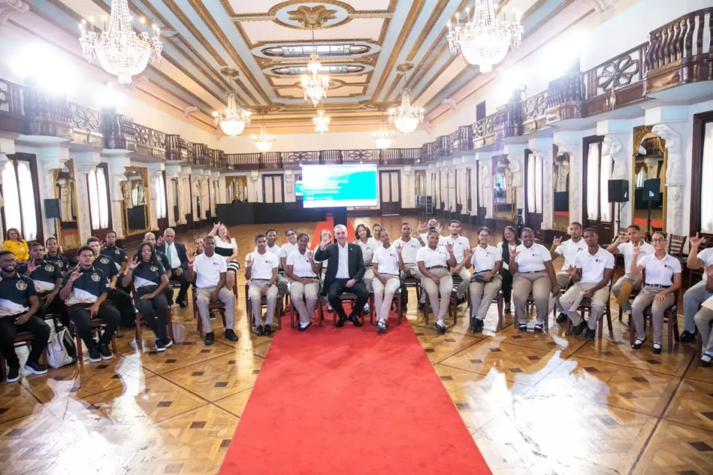 Abinader lleva al Palacio acto con 53 estudiantes sordos formados en IA y reabre el debate sobre resultados más allá del anuncio
