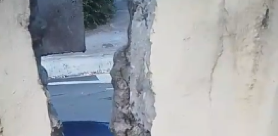 Vecinos de Mairení alertan por una pared fisurada junto a la acera en la Luperón