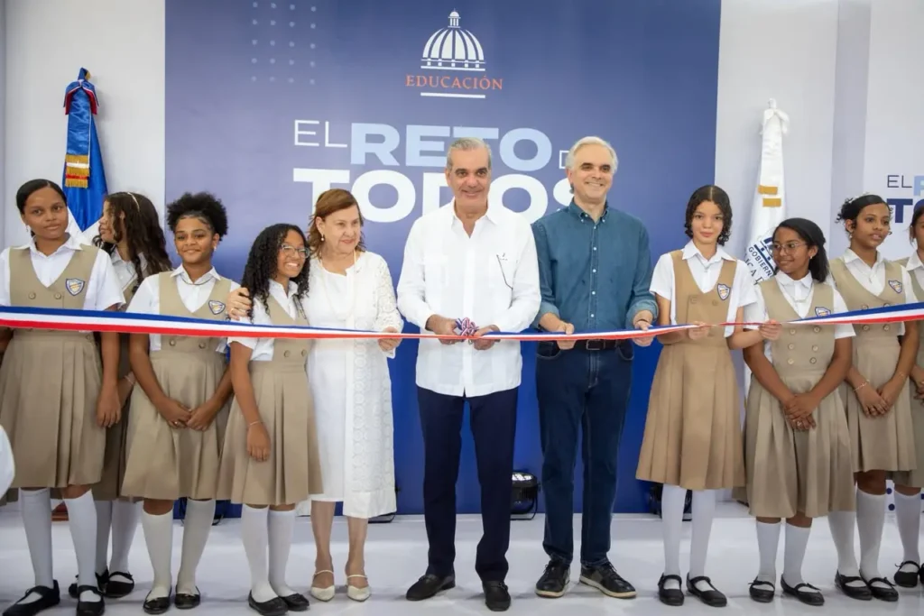 Abinader encabeza acto por techado escolar en La Vega mientras Educación asegura planteles listos para agosto