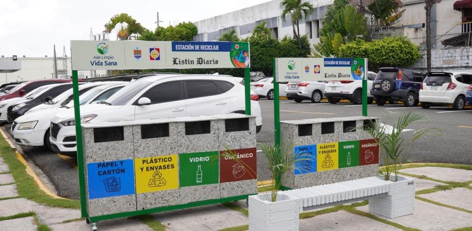 UCNE y la Diócesis entregan estaciones de reciclaje a Listín Diario y subrayan el reto de ampliar la educación ambiental