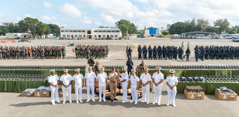 Defensa entrega armas, equipos y uniformes a la Armada y la Fuerza Aérea; el ministro insiste en reforzar el control de uso