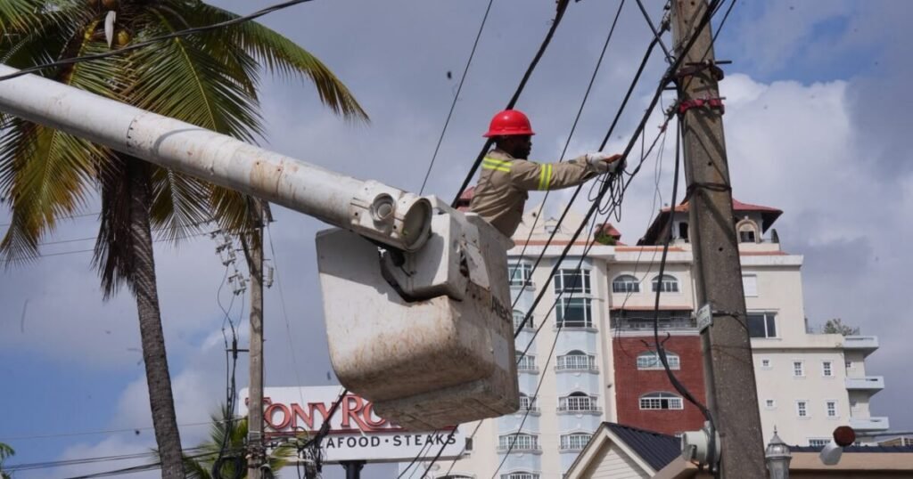 Santo Domingo arranca el retiro de 300 kilómetros de cableado en desuso