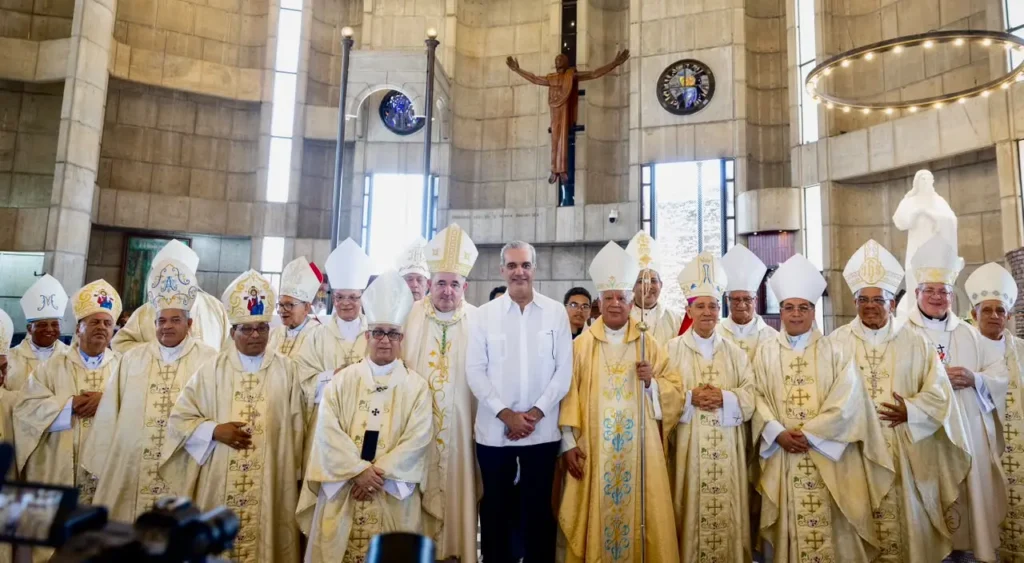 Abinader lleva su agenda oficial a acto religioso en La Vega en medio de exigencias de mayor enfoque en prioridades públicas