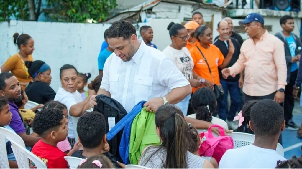 Manuel Cruz entrega útiles y equipos a 800 niños en Los Girasoles y otros sectores de Santo Domingo