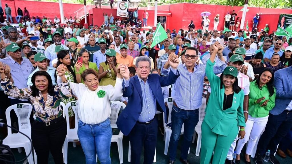 Vicealcaldesa de Los Alcarrizos rompe con el PRM y se pasa a Fuerza del Pueblo junto a más de 300 personas