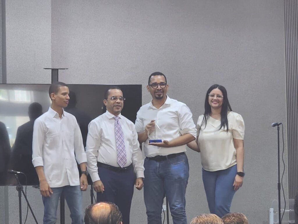 ITLA distingue a Marcos Beras Pineda y deja abierta la discusión sobre los resultados de la educación técnica