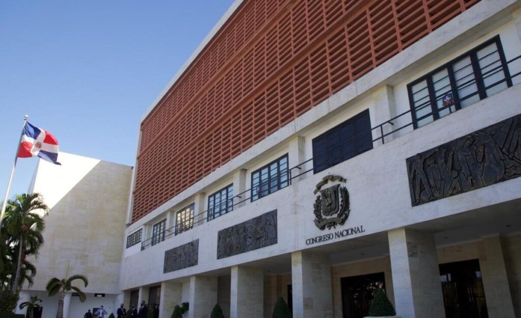 Cambios de Abinader exponen reclamos dentro del PRM por destituciones y más espacio para la base