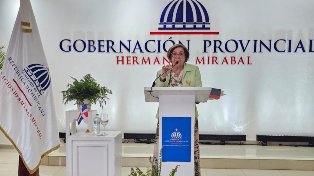 Gobernadora de Hermanas Mirabal rinde cuentas con lista de obras y servicios en medio de exigencias de resultados verificables