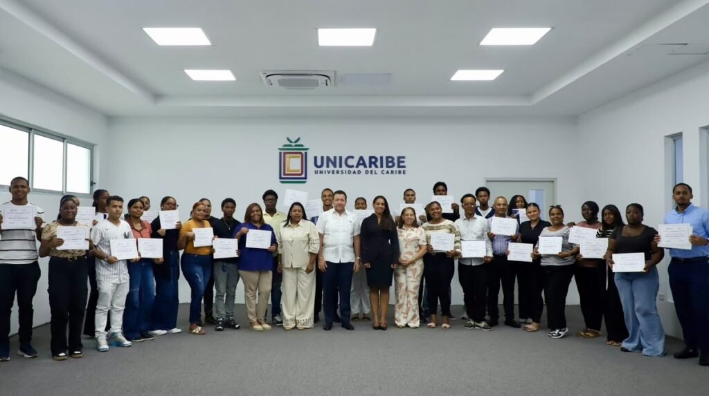 SDN entrega 40 becas con apoyo de Unicaribe y reabre el debate sobre resultados más allá de los actos oficiales