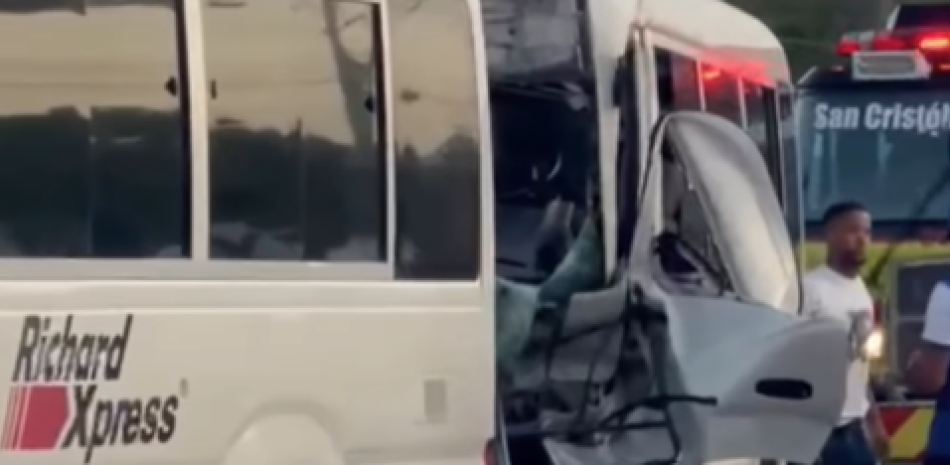 Dos autobuses de Richard Express chocan en la 6 de Noviembre y provocan un taponamiento en San Cristóbal