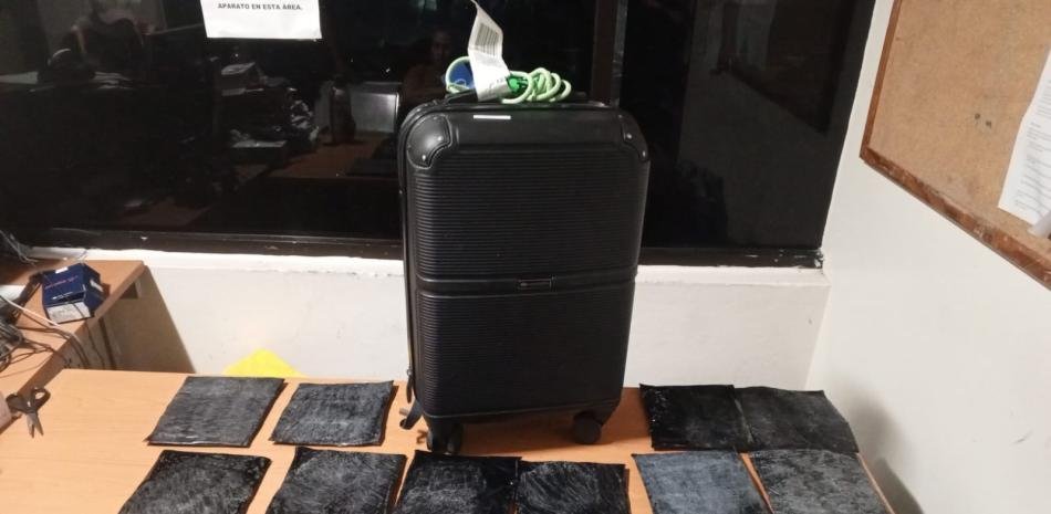 AILA: detienen a una dominicana con presunta droga oculta en jeans con destino a España
