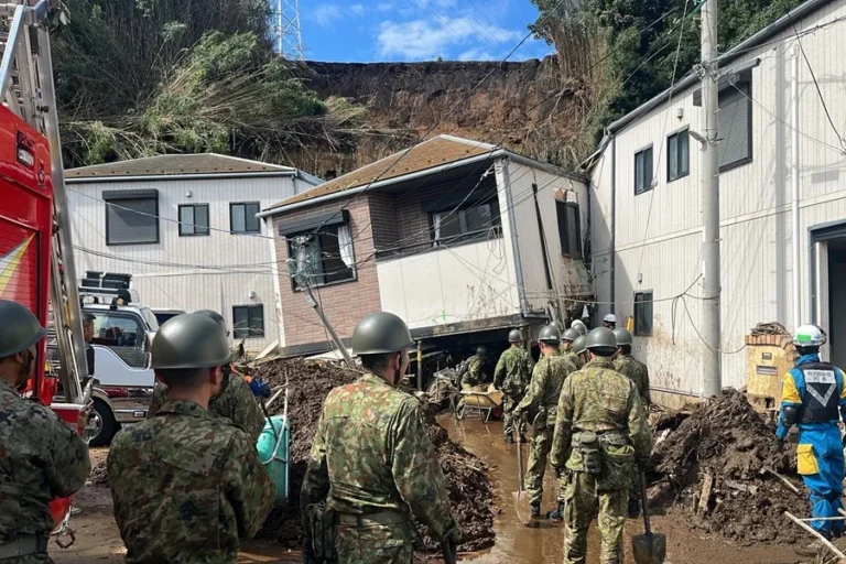 Dujuan deja cinco muertos y seis desaparecidos al alejarse de Japón
