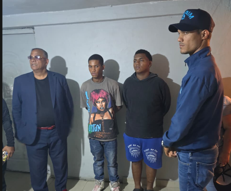 Entregan dos jóvenes a la Policía por atraco en Los Alcarrizos y el caso vuelve a poner presión sobre la respuesta oficial a la inseguridad