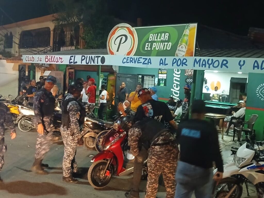 Barahona: operativo conjunto deja arrestos, un arma y presuntas drogas en varios sectores