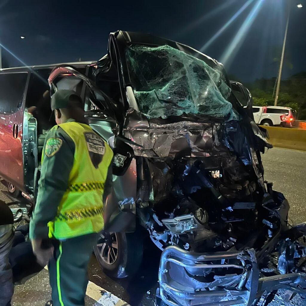 Cuatro heridos en choque de un minibús y una patana en la Autopista Las Américas