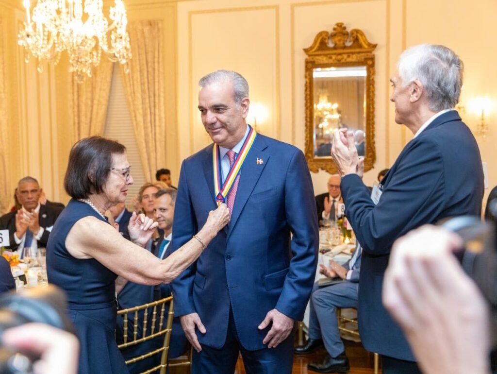 Abinader recibe en Nueva York la Insignia de Oro y reafirma su apuesta por la institucionalidad