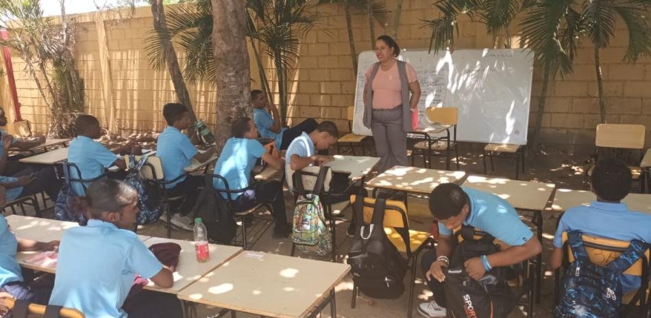 Siguen las clases bajo árboles y centros cerrados una semana después del inicio escolar