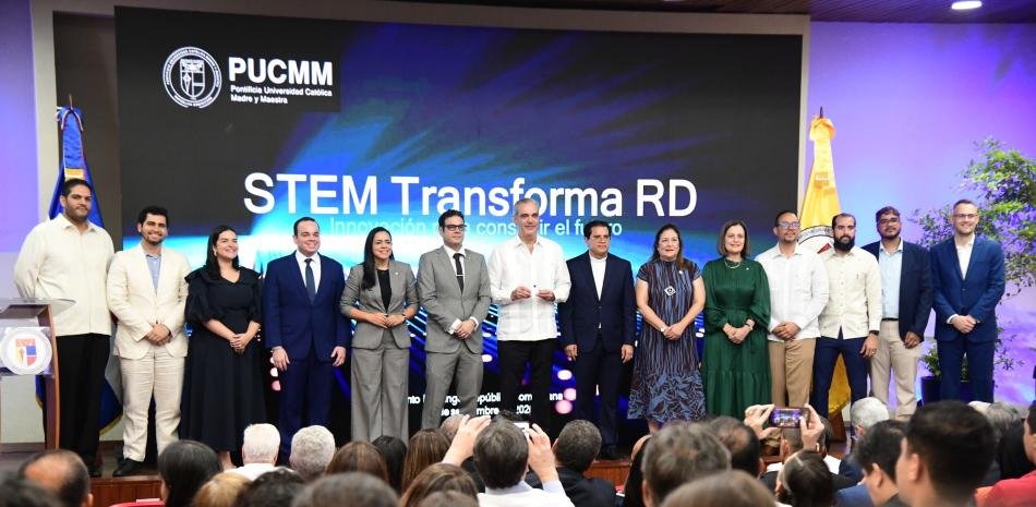 PUCMM exhibe su primer microchip universitario y Abinader lo enlaza con la estrategia nacional de semiconductores